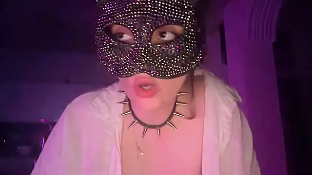 Lunahadidd online show from 5, 3, 2026