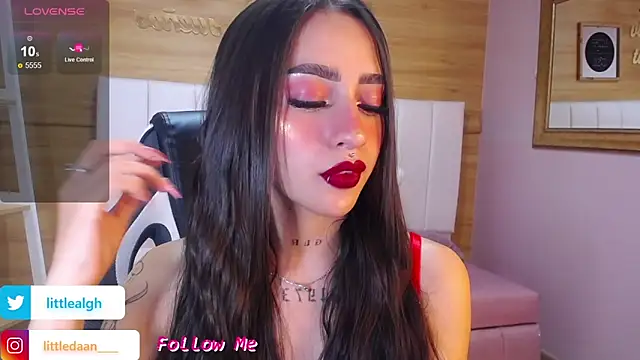 Abril Velvet a  online show from 3, 10, 2025