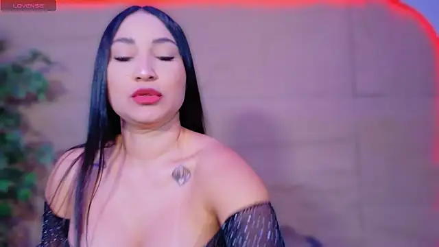 Snapshot of ReinaChloe chatting on 8, 5, 2026 ReinaChloe online show from 8, 5, 2026