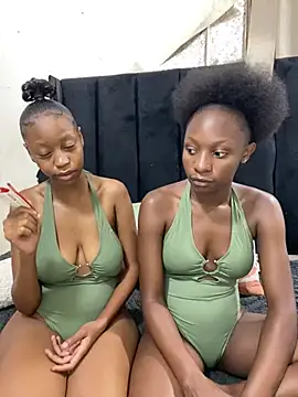 LonelyQueenxx25 online show from 4, 3, 2026