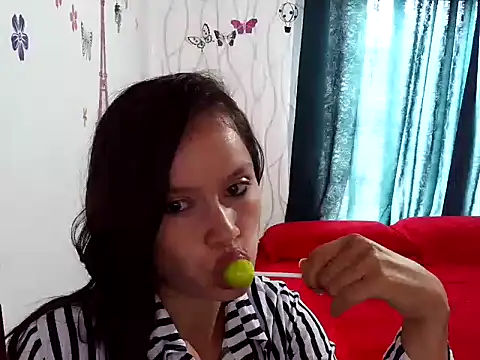 Snapshot of FrecitaRoja chatting on 16, 10, 2025 FrecitaRoja online show from 16, 10, 2025