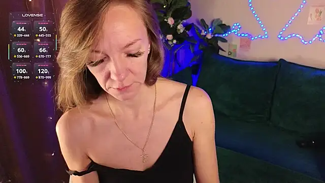 Jesica mooon online show from 5, 12, 2025