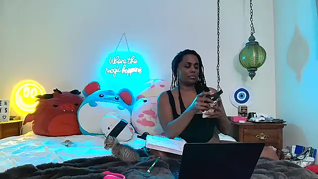 GigiMcFee online show from 12, 9, 2025