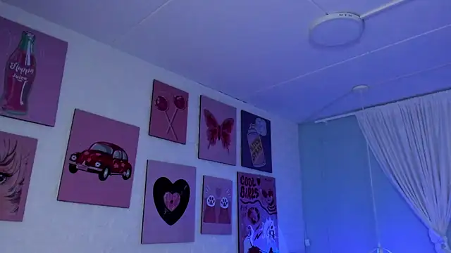 Snapshot of Lara_Rouss_ chatting on 2, 10, 2025 Lara Rouss online show from 2, 10, 2025