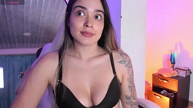 Snapshot of MiaVillalobos chatting on 27, 5, 2026 MiaVillalobos online show from 27, 5, 2026