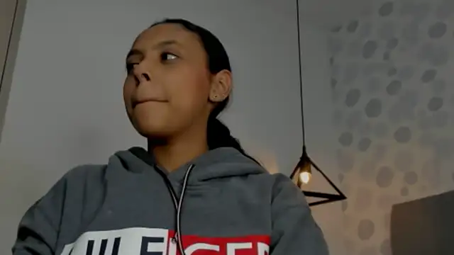 Snapshot of sophiasweet__1 chatting on 15, 12, 2025 sophiasweet 1 online show from 15, 12, 2025