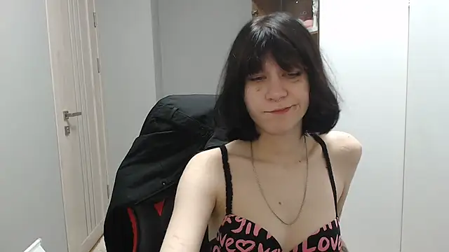 Snapshot of TinaQuiin chatting on 13, 10, 2025 TinaQuiin online show from 13, 10, 2025
