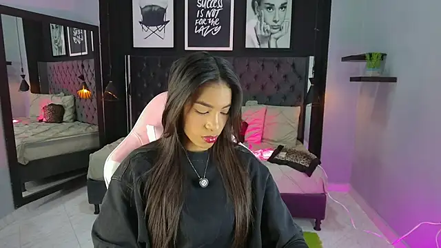 kitty collins  online show from 28, 10, 2025