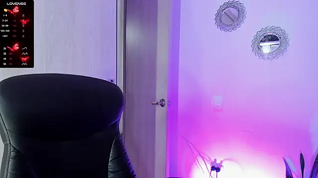 Snapshot of bella_thorne3 chatting on 19, 11, 2025 bella thorne3 online show from 19, 11, 2025