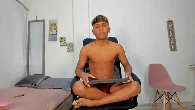 Snapshot of tyler_twink_boy chatting on 3, 5, 2026 tyler twink boy online show from 3, 5, 2026