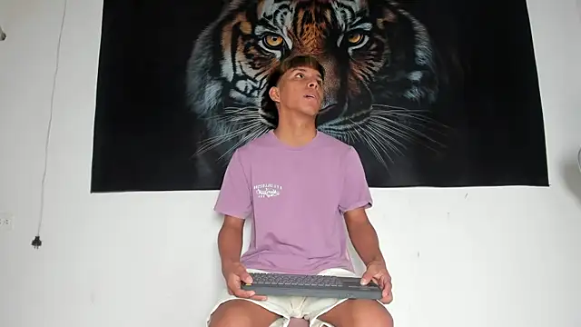 Snapshot of tyler_twink_boy chatting on 25, 5, 2026 tyler twink boy online show from 25, 5, 2026
