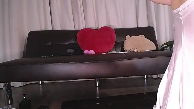 Liz Hu online show from 15, 9, 2025