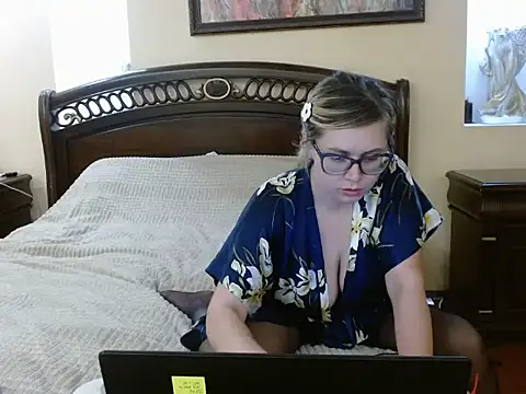 Crystal00Girl online show from 14, 11, 2025