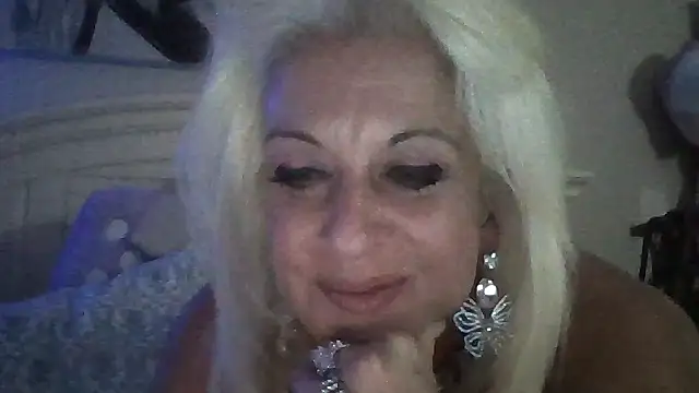 Snapshot of StacysMomXOXO chatting on 22, 10, 2025 StacysMomXOXO online show from 22, 10, 2025