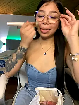 Snapshot of Maddy_Piink chatting on 28, 11, 2025 Maddy Piink online show from 28, 11, 2025