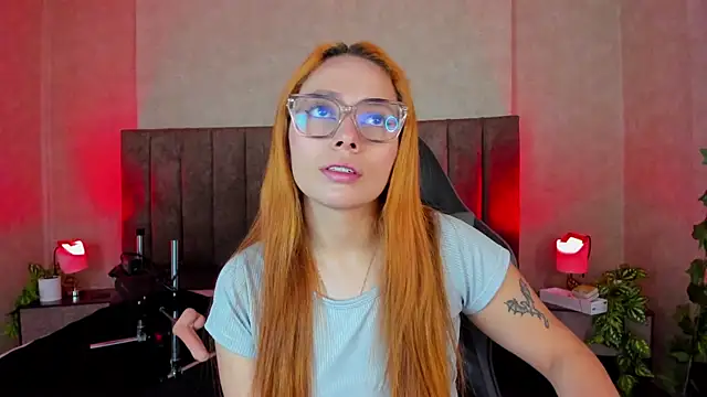 Snapshot of LanaMills_ chatting on 19, 10, 2025 LanaMills online show from 19, 10, 2025