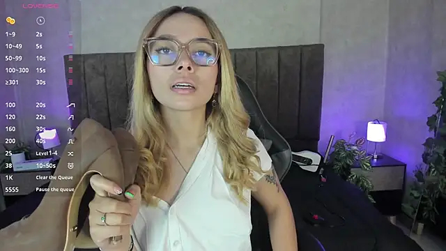 Snapshot of LanaMills_ chatting on 30, 10, 2025 LanaMills online show from 30, 10, 2025