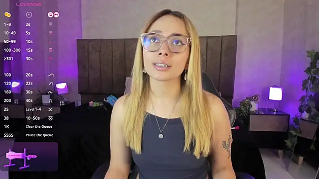 Snapshot of LanaMills_ chatting on 4, 11, 2025 LanaMills online show from 4, 11, 2025