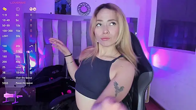 Snapshot of LanaMills_ chatting on 18, 11, 2025 LanaMills online show from 18, 11, 2025