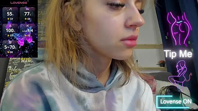 Snapshot of MaddieRay chatting on 6, 10, 2025 MaddieRay online show from 6, 10, 2025