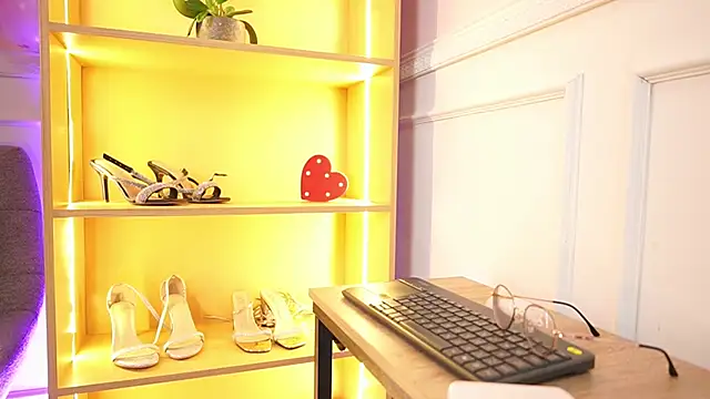 MilaCrave online show from 14, 2, 2026