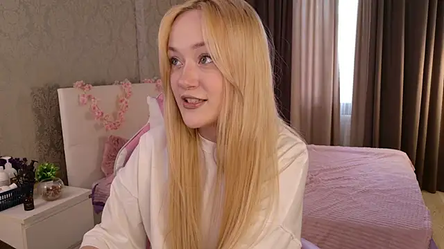 Snapshot of HeyMonkey_ chatting on 5, 12, 2025 HeyMonkey online show from 5, 12, 2025