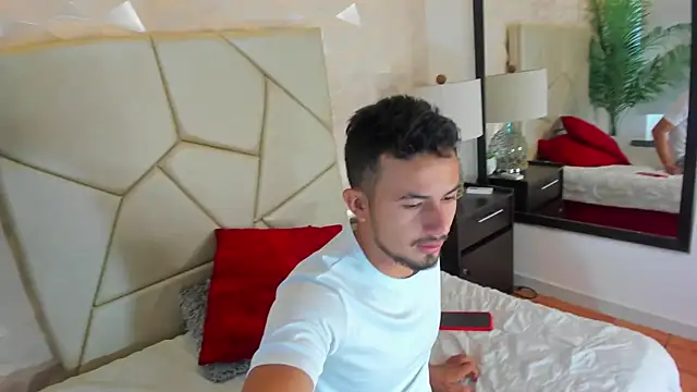 Valentiinoss online show from 10, 9, 2025