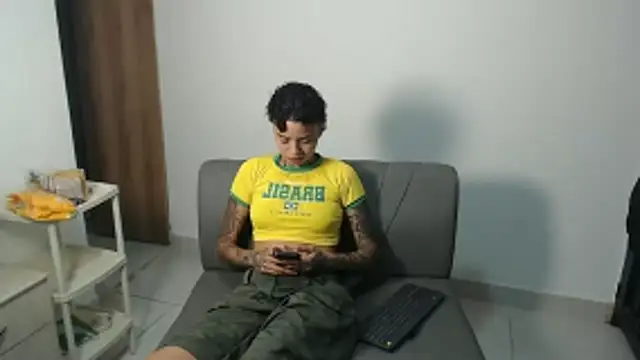 Snapshot of ParisAndVi chatting on 28, 11, 2025 ParisAndVi online show from 28, 11, 2025