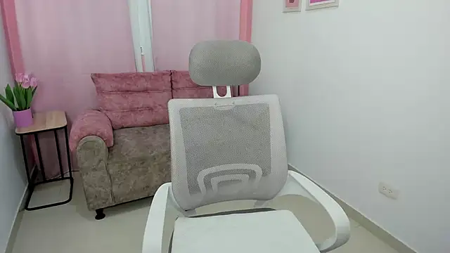 Snapshot of Emiss_Jones chatting on 20, 10, 2025 Emiss Jones online show from 20, 10, 2025