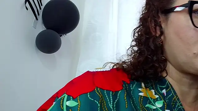 Snapshot of TifanyQueen_ chatting on 12, 10, 2025 TifanyQueen online show from 12, 10, 2025