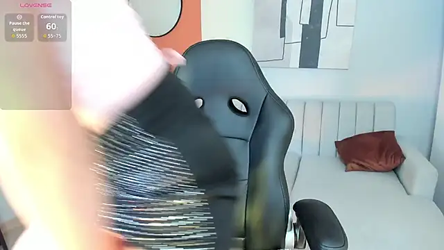 Snapshot of marie_bass chatting on 8, 10, 2025 marie bass online show from 8, 10, 2025