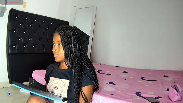 Snapshot of shantall_ebony1 chatting on 8, 11, 2025 shantall ebony1 online show from 8, 11, 2025