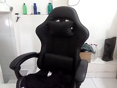 Snapshot of moreno25centimetro chatting on 11, 11, 2025 moreno25centimetro online show from 11, 11, 2025