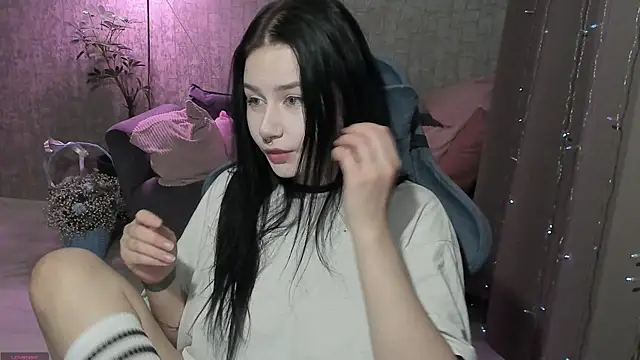 Snapshot of AlinaGreeeen chatting on 8, 10, 2025 AlinaGreeeen online show from 8, 10, 2025