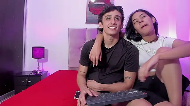 Snapshot of AndretiiAndCamila chatting on 4, 10, 2025 AndretiiAndCamila online show from 4, 10, 2025