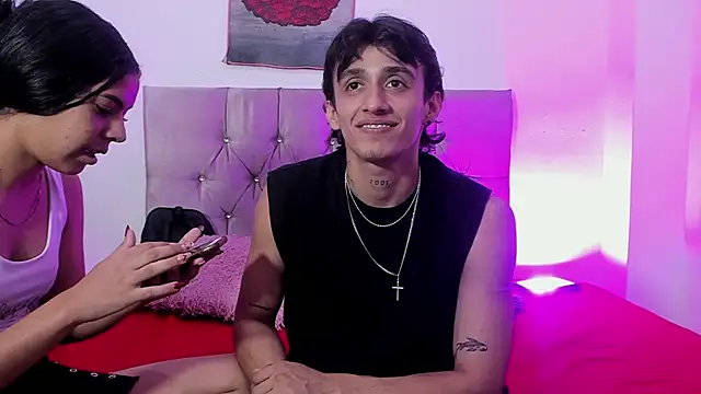 Snapshot of AndretiiAndCamila chatting on 6, 10, 2025 AndretiiAndCamila online show from 6, 10, 2025