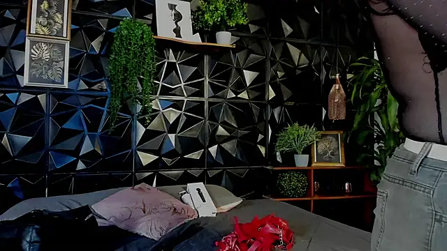 April  foxx online show from 17, 12, 2025