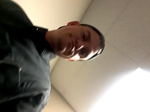 Snapshot of cumitted chatting on 1, 11, 2025 cumitted online show from 1, 11, 2025