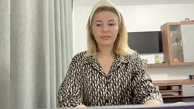 Blondie xoxoxo online show from 11, 9, 2025