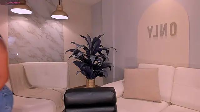 AyshelBrown online show from 13, 9, 2025