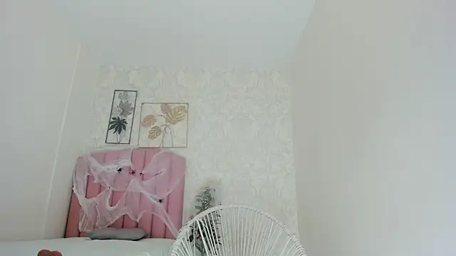 Snapshot of emy_barnert chatting on 12, 10, 2025 emy barnert online show from 12, 10, 2025