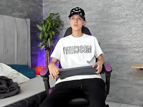 Snapshot of ArthurCox chatting on 4, 11, 2025 ArthurCox online show from 4, 11, 2025