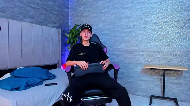 Snapshot of ArthurCox chatting on 5, 11, 2025 ArthurCox online show from 5, 11, 2025