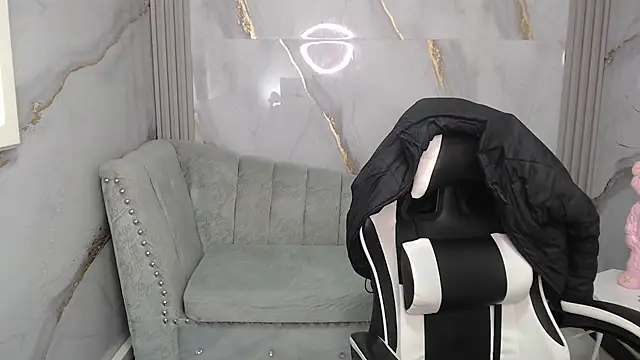 Ashley Blum v online show from 13, 12, 2025