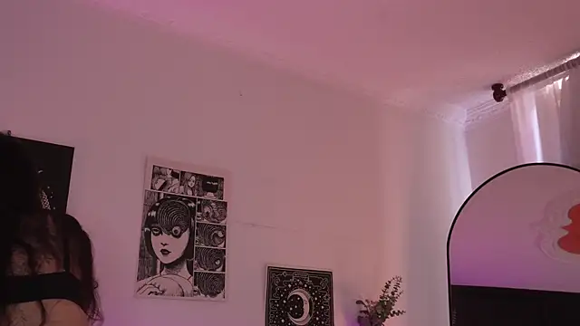Snapshot of sophieee_art chatting on 8, 10, 2025 sophieee art online show from 8, 10, 2025