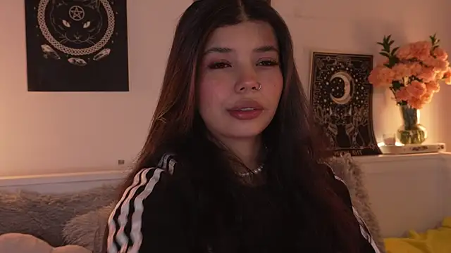 Snapshot of sophieee_art chatting on 19, 10, 2025 sophieee art online show from 19, 10, 2025
