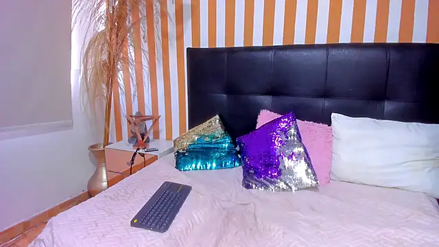 Snapshot of LunaToledo chatting on 8, 11, 2025 LunaToledo online show from 8, 11, 2025