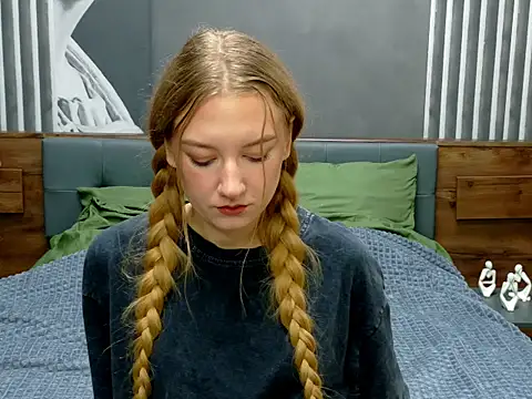 Snapshot of DarcyWilsy chatting on 9, 10, 2025 DarcyWilsy online show from 9, 10, 2025