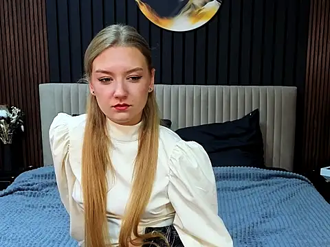 Snapshot of DarcyWilsy chatting on 4, 11, 2025 DarcyWilsy online show from 4, 11, 2025