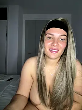 Snapshot of little_lola_x chatting on 8, 9, 2025 little lola x online show from 8, 9, 2025
